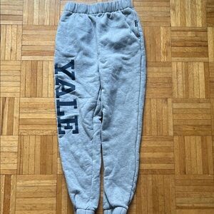 Teen Women Gray Sweatpants from Yale University size XS